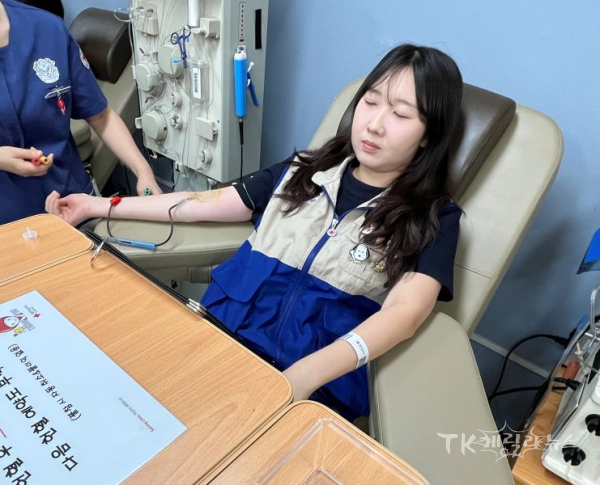 국립경국대학교 간호학과에 재학중인 최수정 RCY단원이 직접 헌혈에 동참해 생명 나눔을 실천하고 있다. 사진=경북적십자사