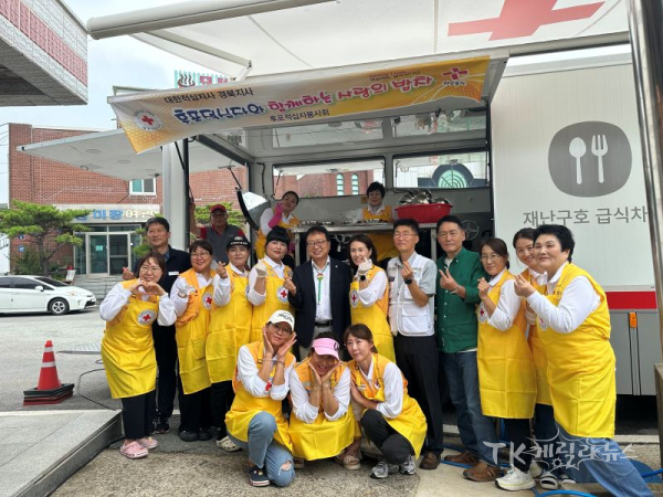 울진후포봉사회가 16일, 울진군 후포면 삼율4리 마을회관에서 관내 어르신 100명을 대상으로 ‘여름나기 삼계탕 나눔’ 봉사활동 펼쳤다.(사진 2열 좌측 다섯번째부터) 손병복 울진군수, 김미영 울진후포봉사회장, 임창택 경북적십자사 동부봉사관장. 사진=경북적십자사
