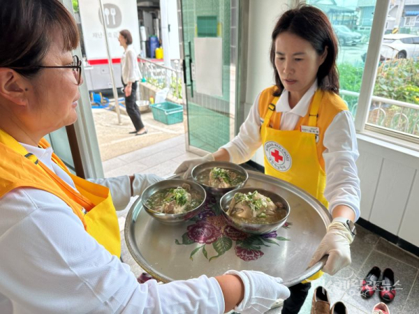 적십자 봉사원들이 어르신들의 식사를 전해드리고 있는 모습(사진 우측) 김미영 회장. 사진=경북적십자사