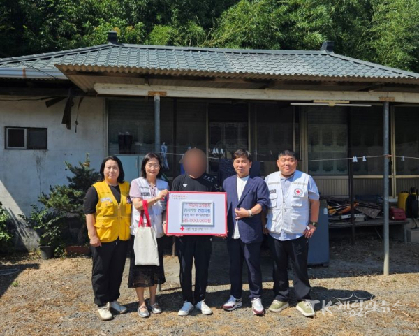경북적십자사는 26일 영천시 북안면 취약계층 가구에 주거환경개선을 위한 희망풍차 긴급지원금 전달식을 진행했다. (사진 왼쪽부터) 경월성 영천북안봉사회장, 이동숙 관장, 긴급지원 수혜자, 정옥구 영천시 북안면장, 박근성 계장.  사진=경북적십자사