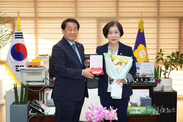 2025 지방자치 의정대상 수상자 표창전수식(김정림의원-오른쪽).  사진=안동시의회
