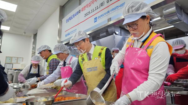 적십자 봉사원과 경북의사회 사회공헌사업단 봉사자들이 함께 어르신들에게 따뜻한 점심을 배식하고 있다. 사진=경북적십자사