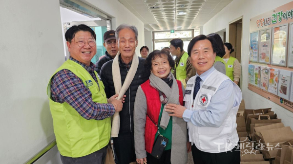 어르신들에게 따뜻한 목도리를 메어주고 있는 모습 (좌) 이길호 경북의사회 회장, (우) 김재왕 대한적십자사 경북지사 회장.  사진=경북적십자사