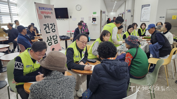 경북의사회 소속 의사들이 어르신들을 상대로 무료 건강 상담을 진행하고 있다. 사진=경북적십자사