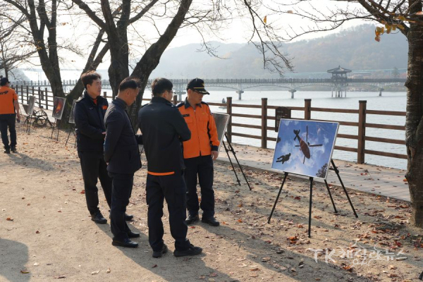 안동소방서는 11월 불조심 강조의 달을 맞아 13일 안동댐 민속촌길 일대에서 ‘소방안전공모전 수상작 전시회’를 개최했다.  사진=안동소방서