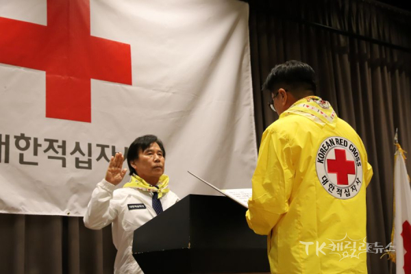 김재왕 경북지사 회장이 봉사원 대표 서약을 받고 있는 모습.  사진=경북적십자사