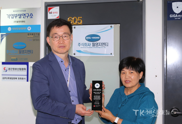 ㈜월영지엔티가 3년간의 꾸준한 적십자 정기후원 공로로 감사패를 수여 받았다. (사진 왼쪽부터) 조진호 경북적십자사 사회협력팀장, 김종희 ㈜월영지엔티 담당자.  사진=경북적십자사