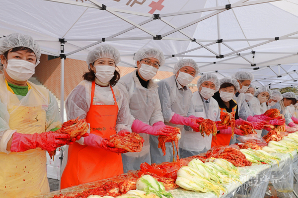 김장 김치를 만들고 있는 모습 (사진 왼쪽 세번째부터) 조영철 전무이사, 이재혁 사장, 김재왕 지사회장, 김성자 예천군협의회장.  사진=경북적십자사