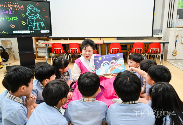 아름다운 이야기할머니 활동 모습.  사진=한국국학진흥원